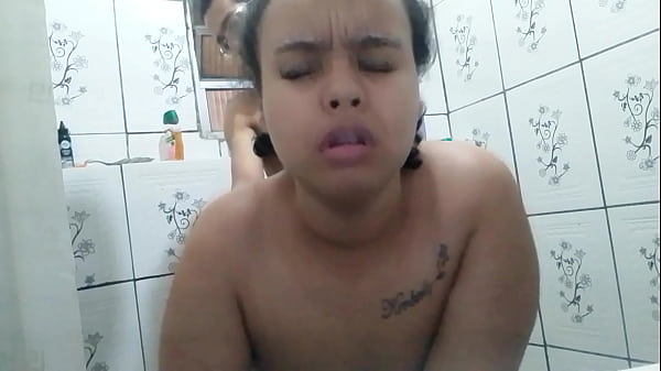 A SAFADA DA MINHA ESPOSINHA VEIO ME PROVOCAR NO BANHEIRO BOTEI ELA NA CHAPA E GOZEI DENTRO DA PUTINHA ELA AMA MEU LEITINHO QUENTINHO NA BUCETA DELA