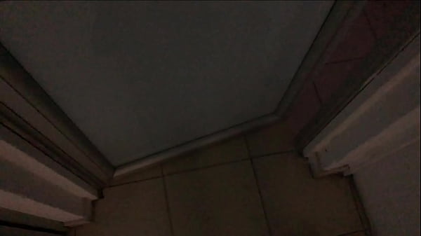Descubro a mi hermanastra pequeña masturbándose en su cuarto y le ayudo y me la follo duro – porno en español – en ruso