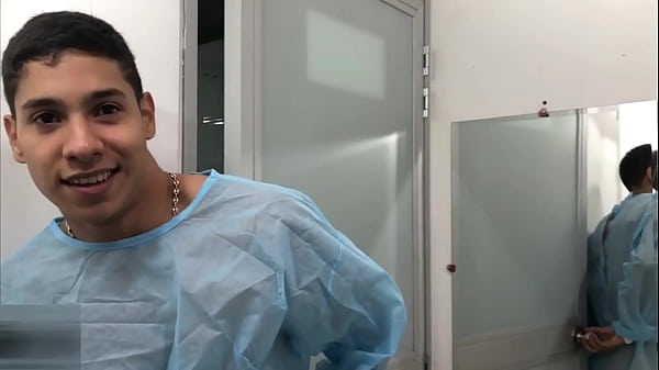 Doctora caliente de enorme culo ayuda a su paciente con su problema de erección