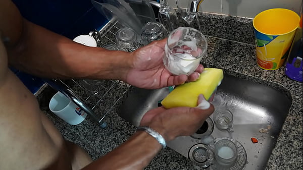 Falou pra Esposa, que estava ajudando a Enteada no almoço – AmoPornoBR