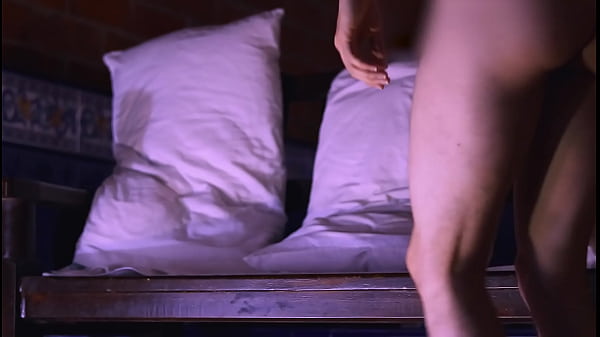 La colegiala y el mejor amigo compartieron una sonrisa cómplice en el jardín.