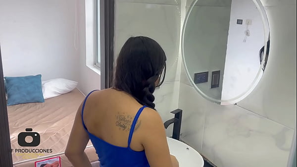 Me follo por el culo a mi hermanastra a cambio de dejarla salir con su nuevo novio.