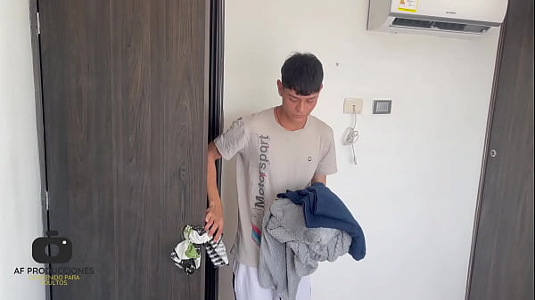 Mi tímida madrastra me sorprende masturbándome con su ropa interior y me la follo duro hasta correrme en su culo.