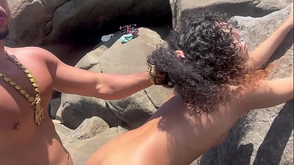 Novinha de 18 anos casada perde o celular e vazam vídeos transando na praia do recreio