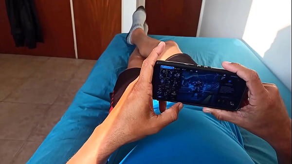Ocupado jugando play pero mi hermanastra me interrumpe solo porque anda cachonda con el deseo de que le rompa el culo en cuatro por que es puta y promiscua – Latina caliente siendo follada por su hermanastro termina con cum facial.