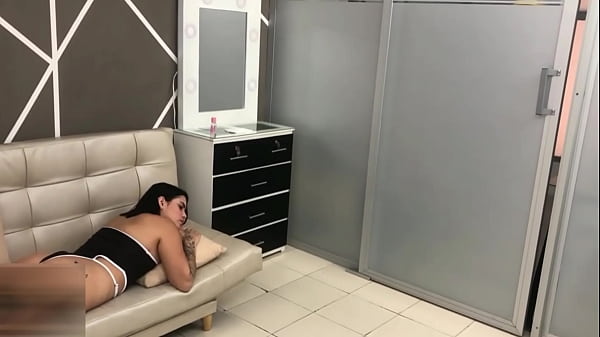 Siéndole infiel a mi esposo con mi hermanastro, me hace llegar al orgasmo – Porno en español