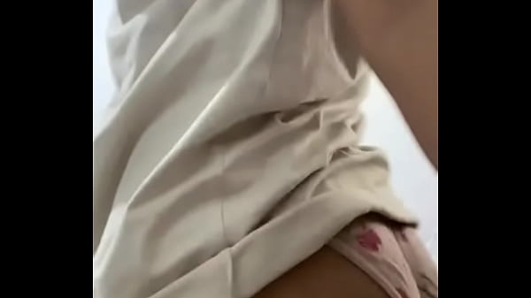 Carol Ponce dándose nalgadas