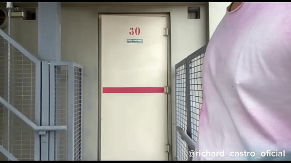 Flagrei o porteiro do prédio se masturbando na saída de emergência