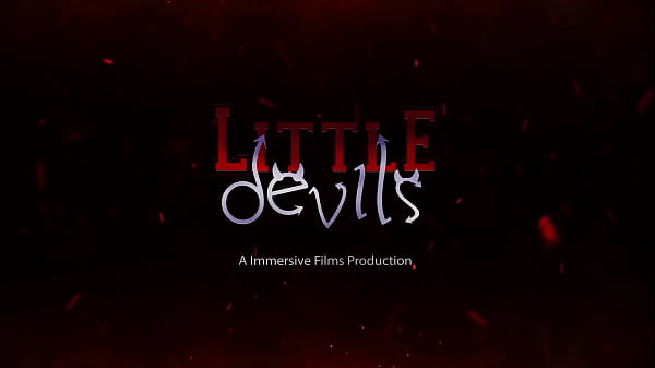 Loirinha fodendo a bucetinha pela primeira vez no porno