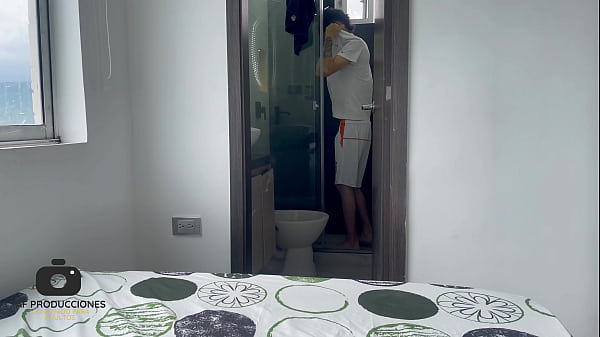 Mi madrastra me espia mientras tomo una ducha y me ruega que la folle duro antes que llegue su marido H.L.