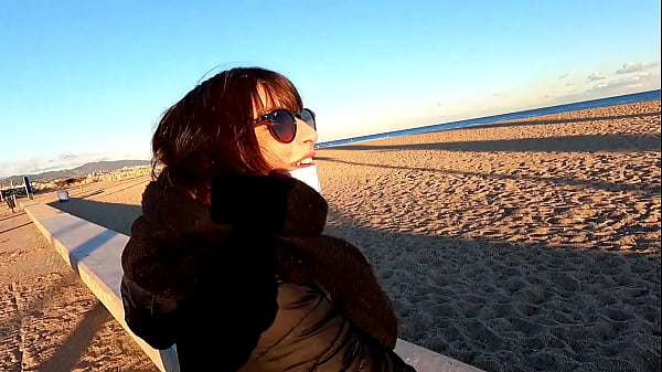 PILLADOS! Haciendo el tour por Barcelona a la italiana Silvia Soprano se calienta y me la acabo follando en el coche