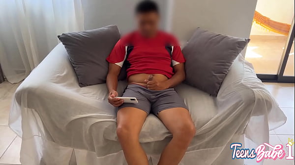 Sexo sudor y calor es todo lo que le entrega esta hermosa joven a su hermanastro por el dia de su cumpleaños se entrega toda en bandeja de plata asi se la follan – Latina caliente siendo reventada con ricura.