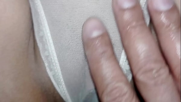 Mi hermanastra me deja frotar su linda fresa